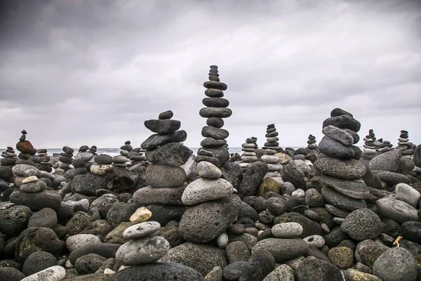 Камінці Складені Один Одного Балансі Пляжі — стокове фото