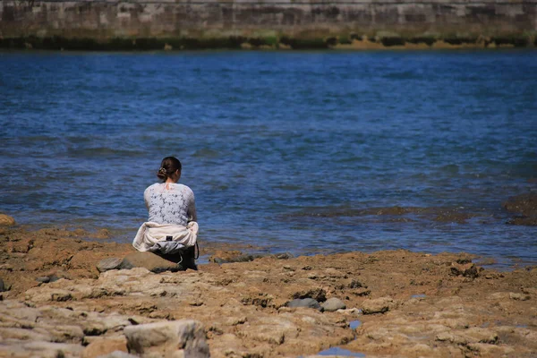 Back View Female Sitting Stone River — Stock Photo, Image