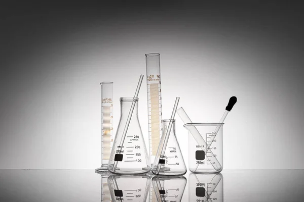 Närbild Laboratorieflaskor Bägare Och Rör — Stockfoto