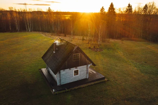 Piękny Widok Mały Drewniany Dom Kominem Środku Lasu Podczas Zachodu — Zdjęcie stockowe