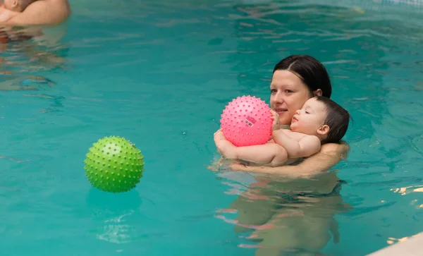 Poznan Pologne Janv 2015 Femme Jouant Avec Bébé Dans Piscine — Photo