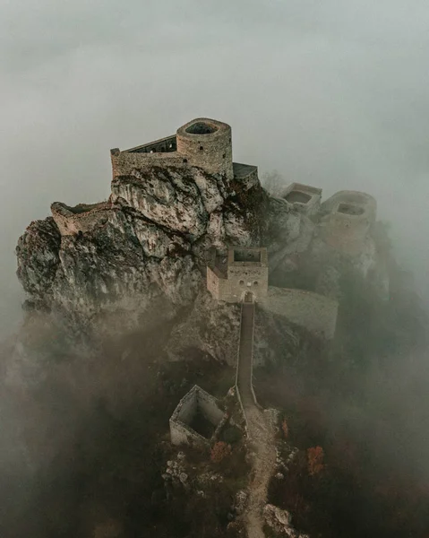 Colpo Angolo Alto Della Maestosa Fortezza Srebrenik Ricoperta Nebbia — Foto Stock