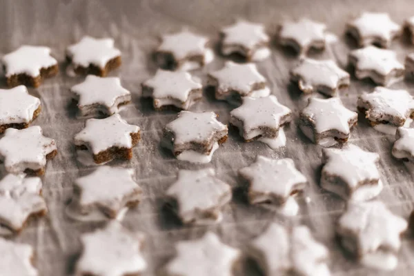 Eine Selektive Fokusaufnahme Sternförmig Glasierter Kekse — Stockfoto