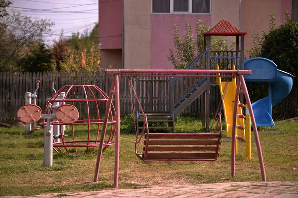 Parque Infantil Para Crianças Quintal Uma Escola Primária Uma Aldeia — Fotografia de Stock