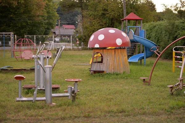 Ein Spielplatz Für Kinder Auf Dem Hof Einer Grundschule Einem — Stockfoto