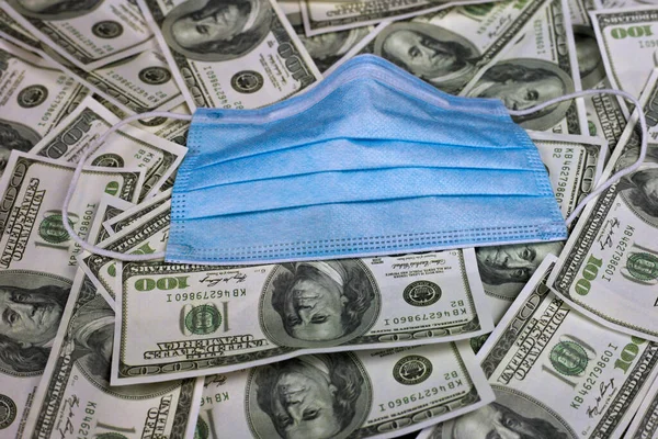 Masadaki Yüz Dolarlık Banknotların Yüz Maskesinin Yakın Çekimi Covid — Stok fotoğraf