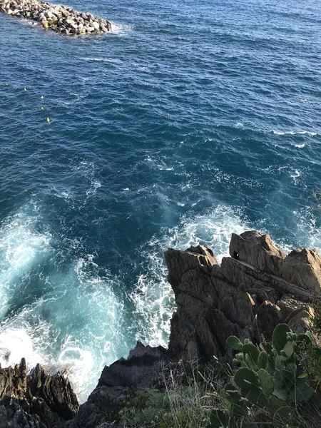 Eine Vertikale Aufnahme Einer Felsigen Küste Mit Welligem Meer Davor — Stockfoto