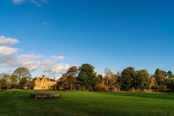 英国北安普敦的德拉普公园 图片说明大自然和城堡 — 图库照片