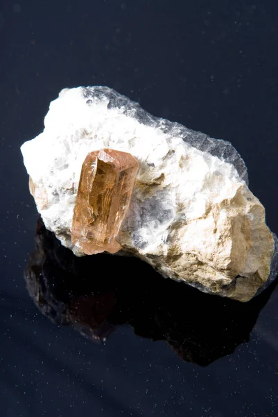 Beautiful Topaz Crystals Quyartz Unrefined — Stock Photo, Image