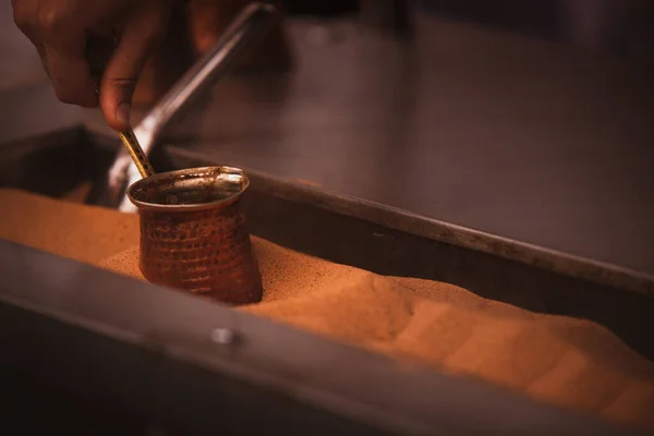 Close Uma Pessoa Que Faz Café Turco Tradicional Cezve Areia — Fotografia de Stock