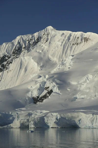 Plan Vertical Montagnes Glaciers Reflétés Dans Océan Calme Dans Port — Photo