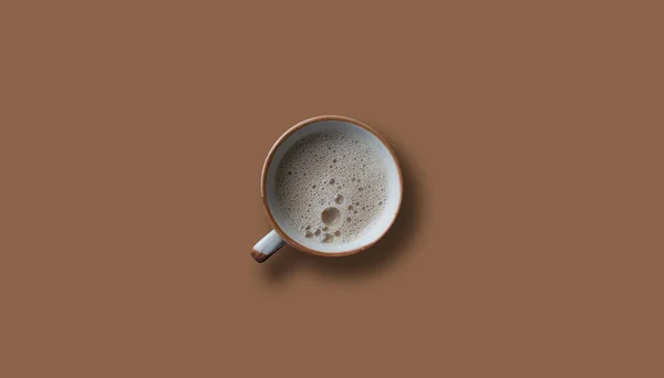 茶色の背景にコーヒーカップのトップビュー — ストック写真