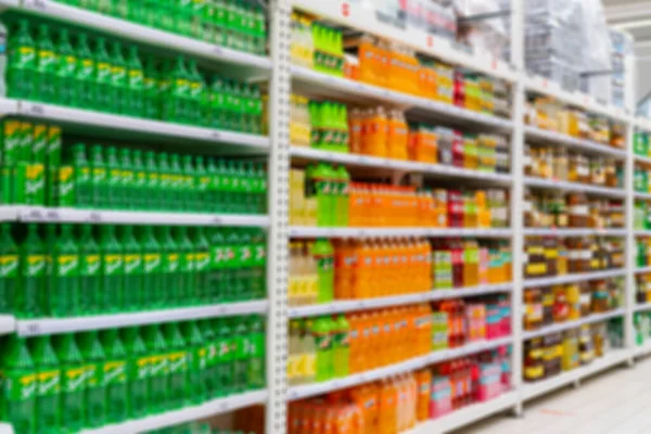 Tiro Borrado Dos Bens Coloridos Nas Prateleiras Supermercado — Fotografia de Stock