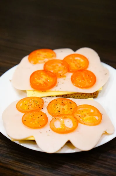 Ein Vertikaler Schuss Hausgemachtes Schinken Tomaten Sandwich Auf Einer Hölzernen — Stockfoto
