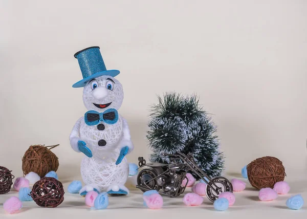 Boneco Neve Alegre Uma Roupa Azul Fica Lado Uma Árvore — Fotografia de Stock