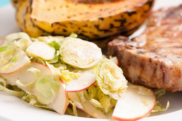 Kızarmış Domuz Pirzolası Lahana Salatası Kabak — Stok fotoğraf