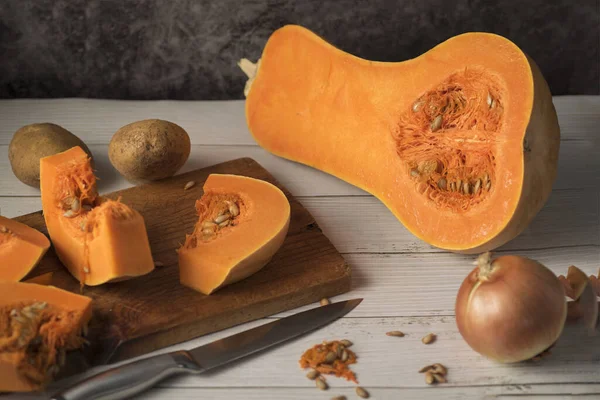 Een Selectieve Focus Shot Van Butternut Squash Gesneden Een Snijplank — Stockfoto