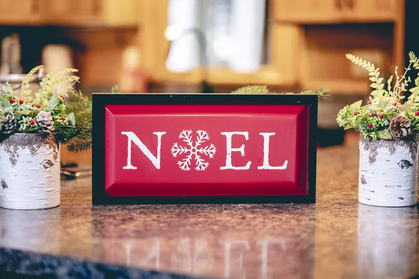 Een Selectieve Focus Shot Van Een Kerstversiering Tafel Met Decoratieve — Stockfoto