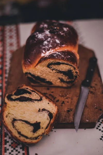 Close Pão Doce Romeno Tradicional Cozonac Recém Assado Tabuleiro Madeira — Fotografia de Stock