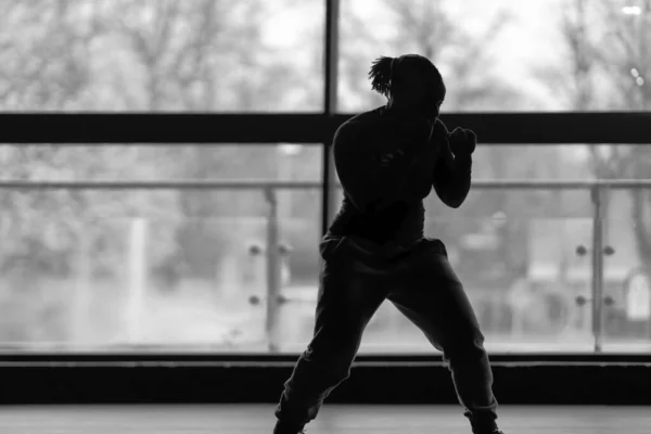 Mulher Treinando Boxe Ginásio Fotografia Preto Branco — Fotografia de Stock