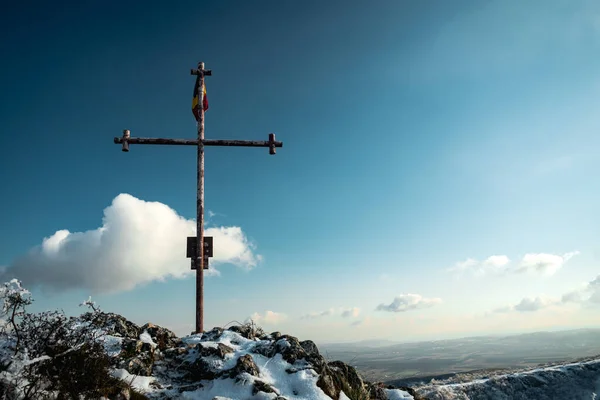 Una Croce Cristiana Metallo Piedi Sulla Roccia Con Una Bandiera — Foto Stock