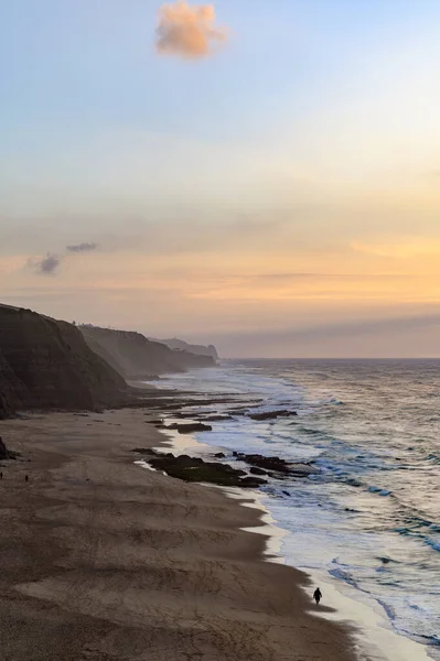 Uma Bela Vista Mar Tranquilo Sob Céu Deslumbrante — Fotografia de Stock