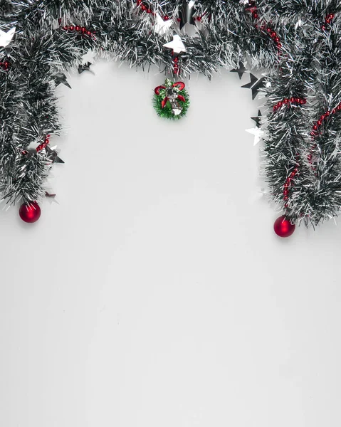 Plano Vertical Hermosas Decoraciones Navideñas Sobre Fondo Blanco Con Espacio — Foto de Stock