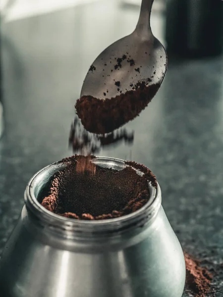 Una Toma Vertical Del Proceso Elaboración Llenado Café Una Cafetera — Foto de Stock