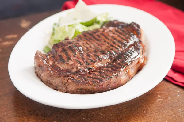 Bife Ribeye Grosso Costurado Raro Uma Grade Ferro Fundido — Fotografia de Stock