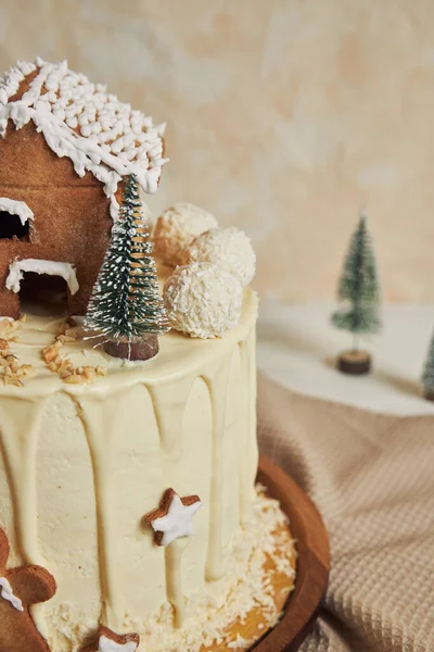 ブラウンのテキスタイルにジンジャーブレッドの装飾が施されたおいしいクリスマスドリップケーキの垂直ショット — ストック写真
