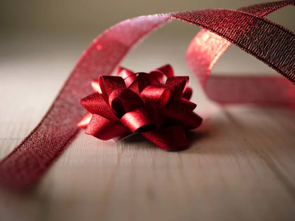 Rojo Arco Navidad Con Cinta Cerca Tiro — Foto de Stock