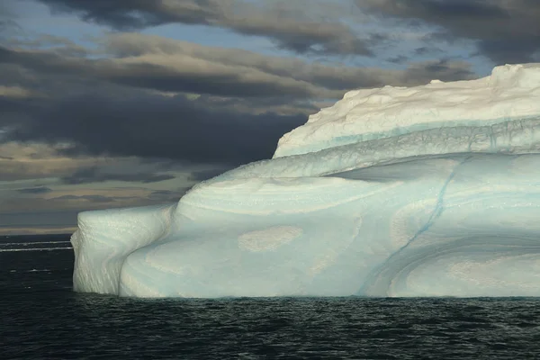 Iceberg Avec Des Tourbillons Bleus Surréalistes Dans Port Paradise Antarctique — Photo