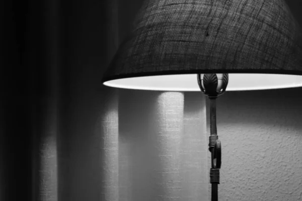 Una Foto Blanco Negro Una Lámpara Habitación Por Noche — Foto de Stock