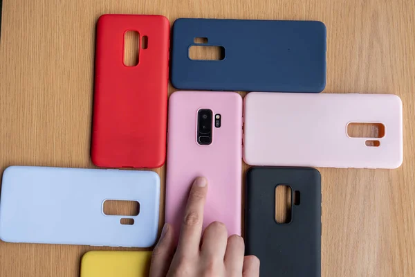 Una Toma Alto Ángulo Teléfono Celular Coloridas Cajas Protectoras Una — Foto de Stock