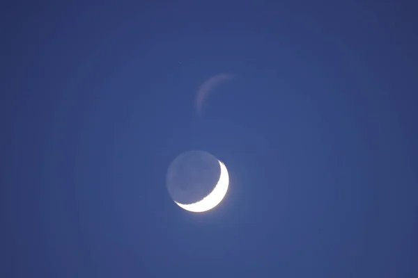 Una Vista Idílica Del Cielo Azul Nocturno Con Creciente Luna — Foto de Stock