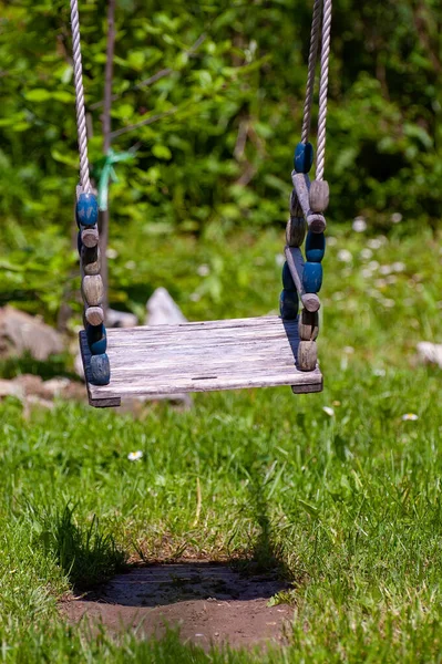 Een Verticaal Shot Van Een Houten Schommel Het Park — Stockfoto