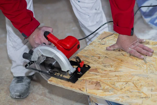 Disparo Hombre Aserrando Una Tabla Madera Con Una Sierra Eléctrica — Foto de Stock