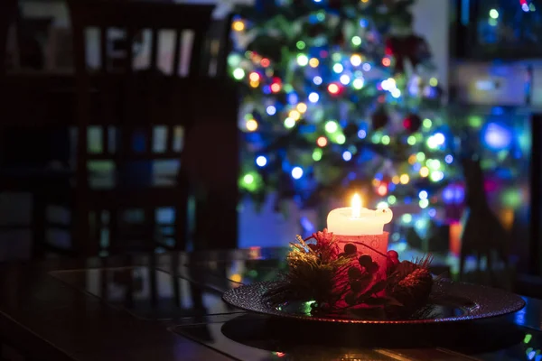 Una Hermosa Toma Una Vela Navidad Llamas Fondo Las Luces —  Fotos de Stock