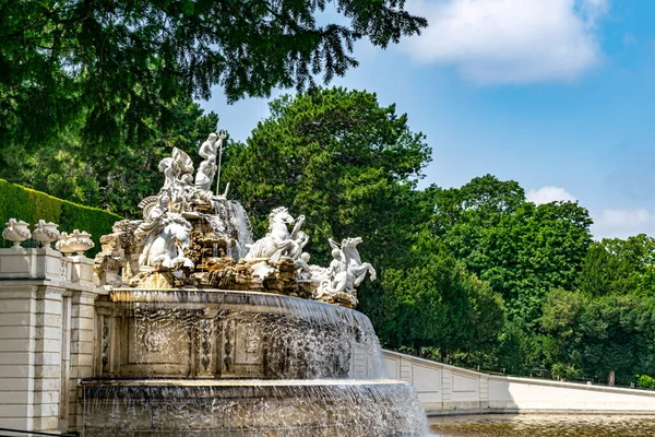 Fuente Neptuno Con Estatuas Blancas Palacio Imperial Schonbrunn Jardines —  Fotos de Stock