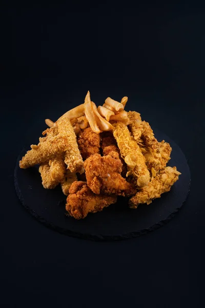 Closeup Shot Black Serving Plate Full Crispy Chicken Tenders Nuggets — Stock Photo, Image