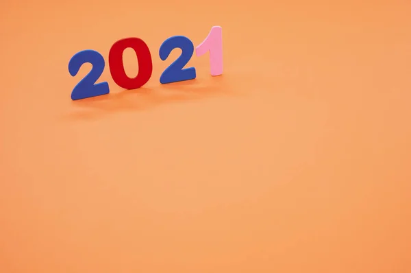 Πολύχρωμοι Ξύλινοι Αριθμοί 2021 Πορτοκαλί Φόντο Έννοια Νέου Έτους — Φωτογραφία Αρχείου