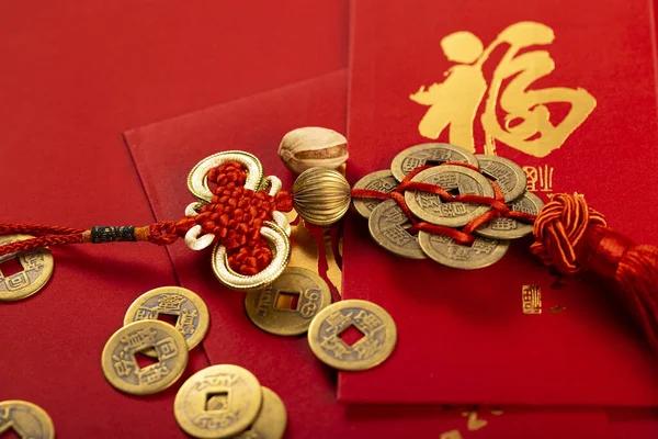 Een Creatief Shot Van Chinese Ornamenten Een Rode Achtergrond Kerststemming — Stockfoto