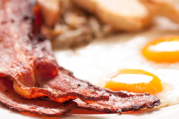 Ovos Ensolarados Lado Para Cima Com Bacon Orgânico Hashbrowns Torrada — Fotografia de Stock