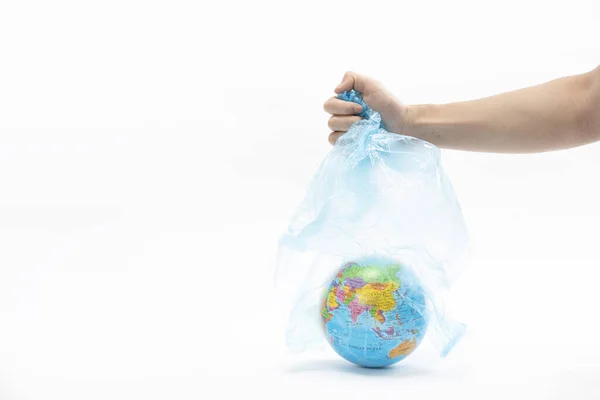 Крупный План Руки Удаляющей Пластиковый Пакет Земного Шара Экологическая Концепция — стоковое фото