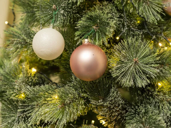 Ένα Κοντινό Πλάνο Ενός Διακοσμημένου Χριστουγεννιάτικου Δέντρου — Φωτογραφία Αρχείου