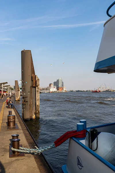 Hamburg Alemanha Ago 2020 Vista Deslumbrante Longo Rio Elba Para — Fotografia de Stock