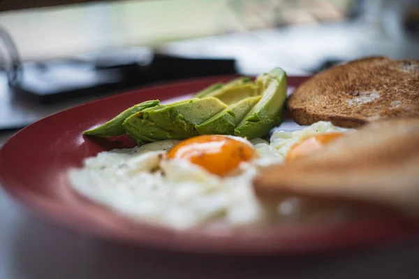 Крупный План Завтрака Тостом Омлетом Авокадо Столе — стоковое фото