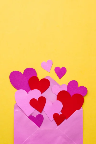 Colpo Verticale Viola Busta San Valentino Con Cuori Colorati Sfondo — Foto Stock