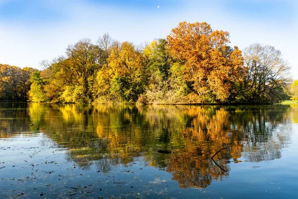 Piękna Sceneria Refleksyjnego Jeziora Otoczonego Drzewami Zielenią — Zdjęcie stockowe