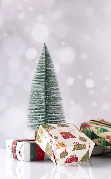 Tiro Vertical Caixas Presente Natal Pequena Árvore Fundo Bokeh — Fotografia de Stock